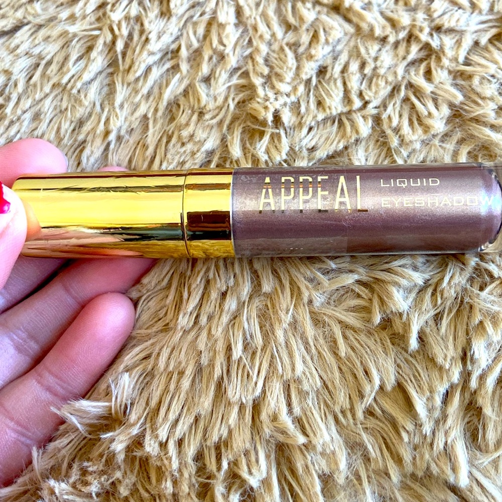 🆕 Appeal liquid eyeshadow in shade champagne